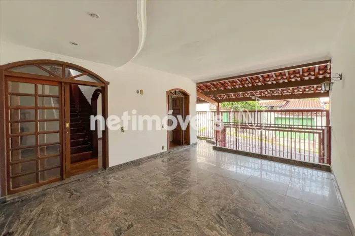 Casa colonial para locação no Alípio de Melo | 05 quartos, 02 suítes, 02 vagas