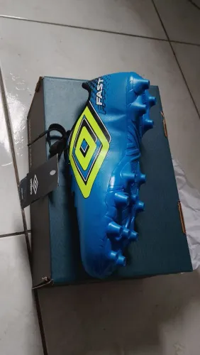 Vende chuteiras original umbro.