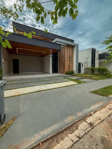 Belíssima casa Térrea, Fachada Imponente no Primor das Torres
