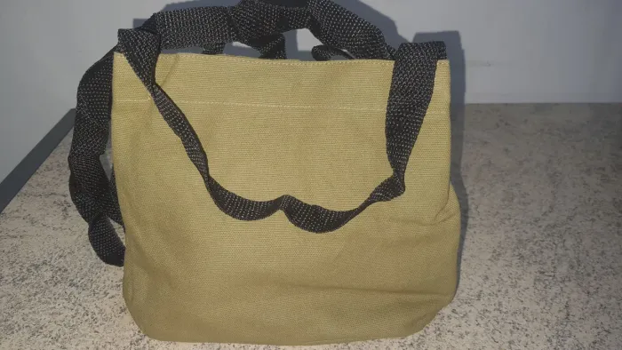 Bolsa pequena e básica em lona com alças de mão e transversal