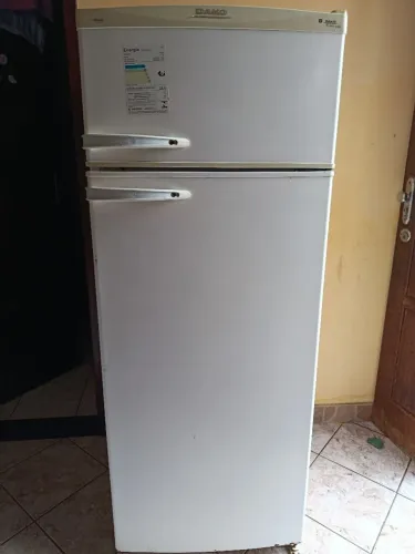 Geladeira marca DAKO motor bom.