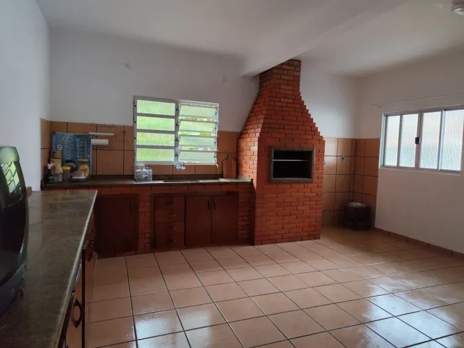 Alugo casa na Av Jorge Lacerda, ótima localização