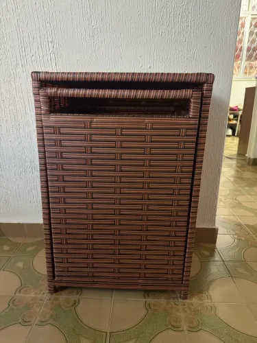 Cesto de roupa basculante indiano