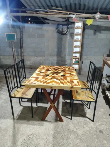 Mesa em marchetaria acompanha 4 cadeiras de ferro com assento de madeira