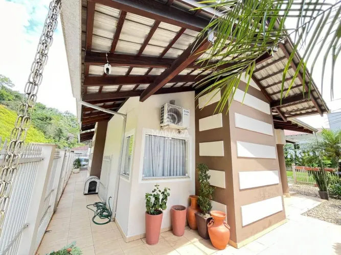 Casa 3 dormitórios à venda no centro de Gaspar