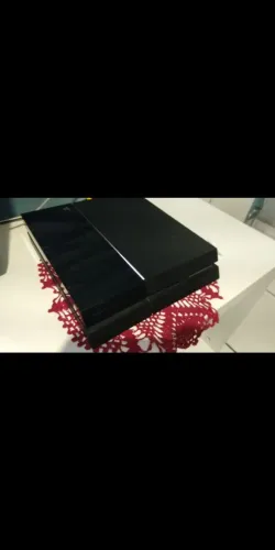 PS4 com dois controles 