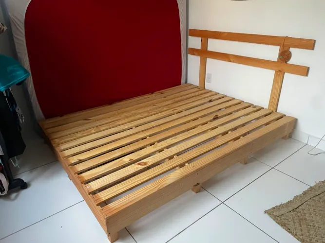 CAMA DE CASAL MADEIRA MACIÇA E CABECEIRA