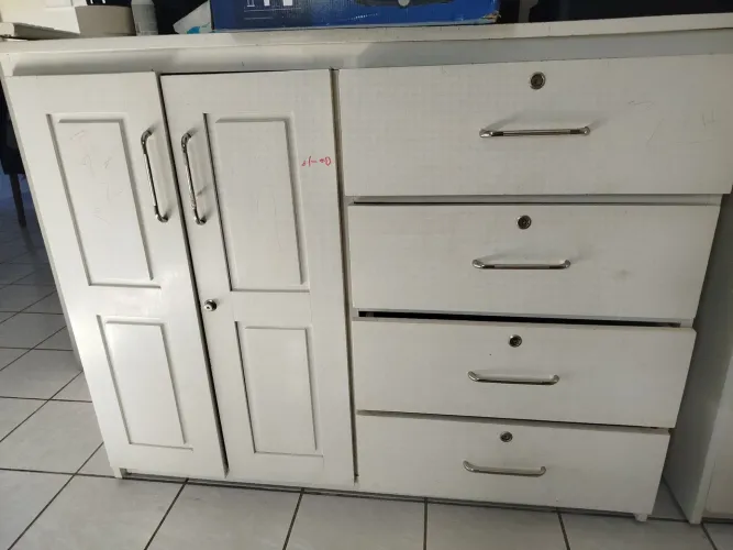 Cômoda madeira de lei, 4 gav 2 porta 