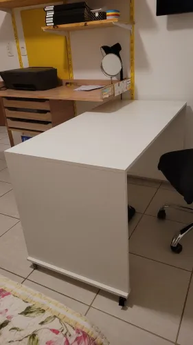 Mesa branca com rodinhas