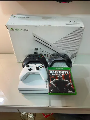Xbox one S 1TB com 3 controles e 1 Jogo
