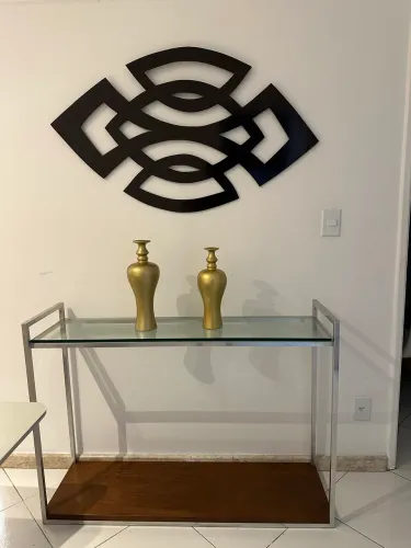 Aparador com bancada de vidro