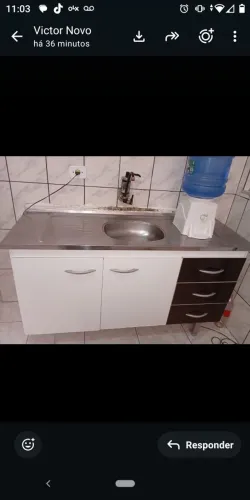 Gabinete com pia e torneira