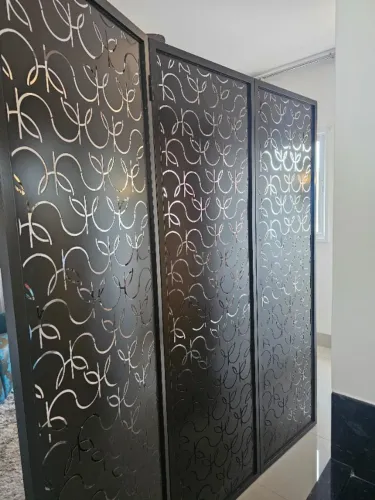 Biombo articulável em aço