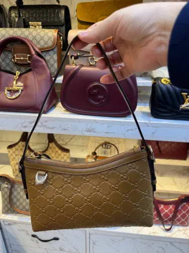 Bolsa modelo italiano pequeno da Gucci em couro legítimo marrom