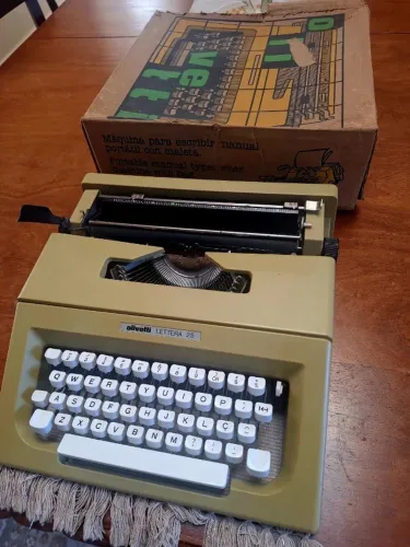 Máquina de Escrever Olivetti Lettera 25