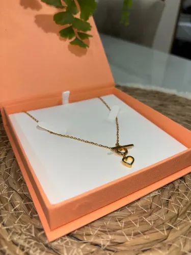 Colar fecho em T de coração vivara