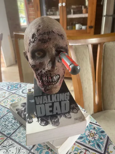 The Walking Dead - Cabeça de Zumbi com DVD + 2 QUADRINHOS (ED. LIMITADA DE COLECIONADOR)