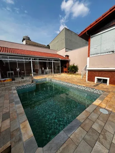 Casa com piscina e churrasqueira possui 3 dormitórios à venda, 150 m² por R$ 1.599.900 - J