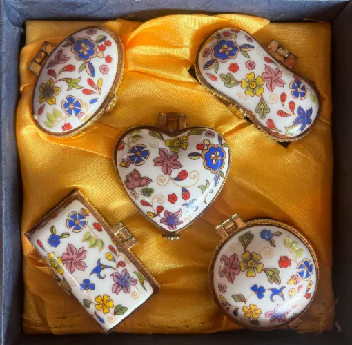 PEÇAS DE PORCELANA (UMA ESTÁ QUEBRADA)