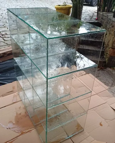 Vende-se Vitrine Com 12 Nichos