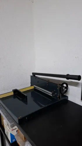 Guilhotina de Mesa p/ 300fls