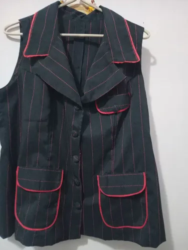 Conjunto Risco de giz preto com listas vermelha.
