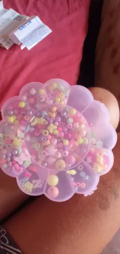 Bolinhas de pulseira infantil não recomendado para criança de 3 anos 