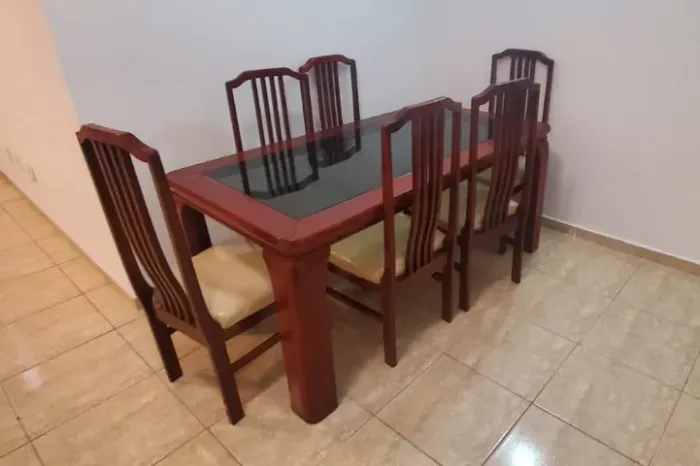 Mesa de jantar retangular de madeira de lei com tampo de vidro