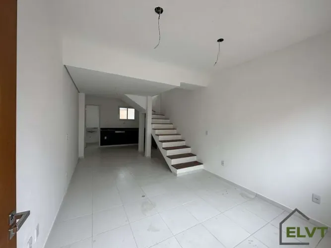 Casa em Condomínio Fechado em Cotia | 2 Quartos, 2 Vagas e Quintal Privativo