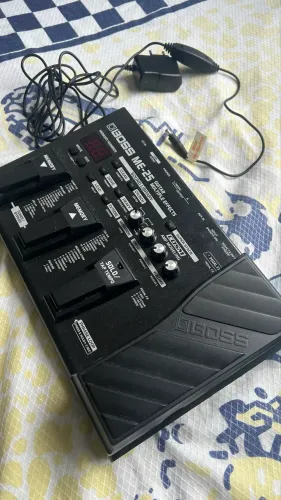 Pedaleira BOSS ME-25