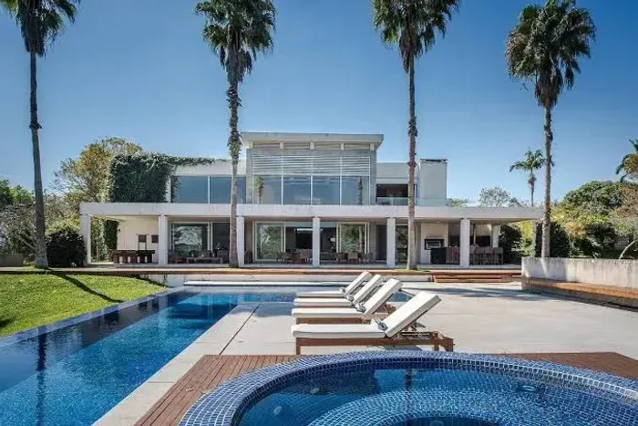 Chácara personalizada com 3 dormitórios e piscina