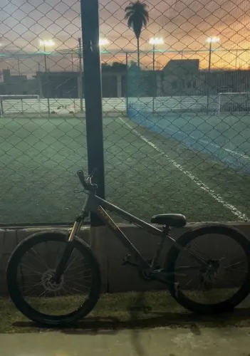 Vendo vikingx tuff 30 muito boa pra quem gosta de adrenalina obs: está com luva rasgada