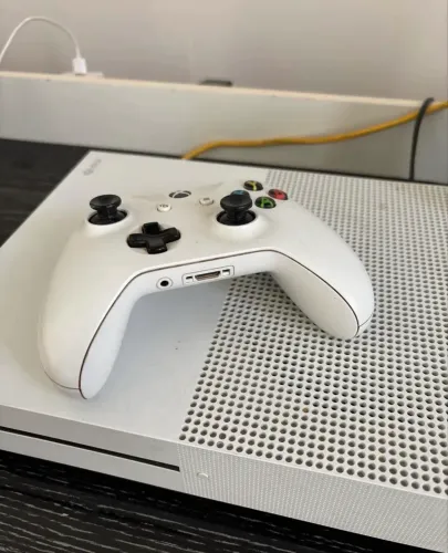 Xbox One 1TB com 1 controle