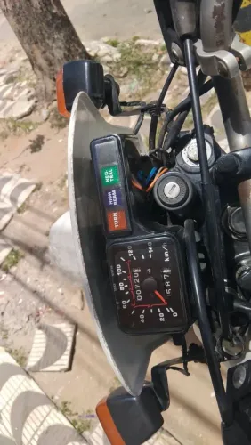 Vendo moto toda no padrão, XLR charmosa,excelente toda documentação e sem multas. 2002,1