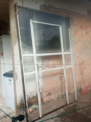 Vendo porta de ferro completa