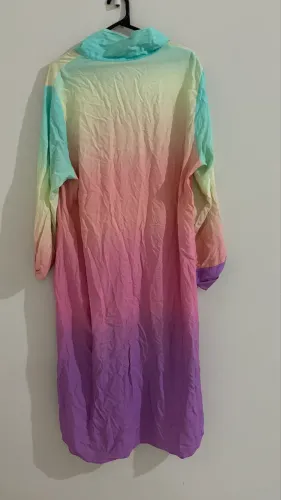 vestido de botões colorido em tom pastel
