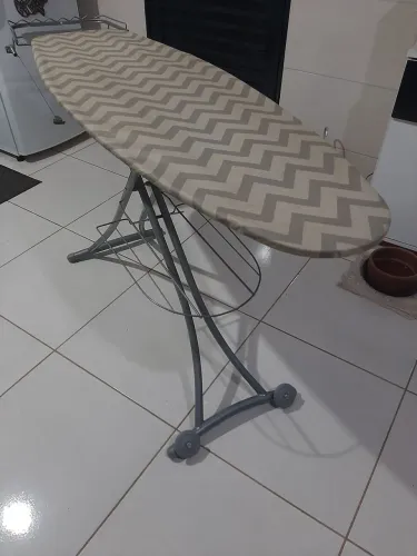 Tábua de passar roupa semi nova