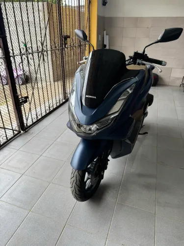 Pcx ABS 2024 semi nova 6000km rodados sem detalhes