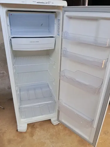 Geladeira Eletrolux 240 litros