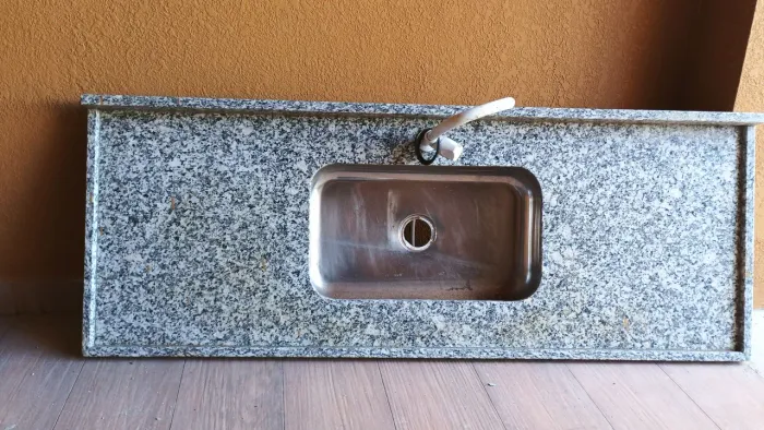 Pia de Granito Cinza 1,50m com Cuba de Inox e Torneira