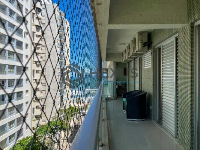 Apartamento com varanda, lazer e vista mar na beira mar da Praia das Pitangueiras, Guaruja