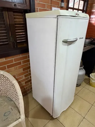 Geladeira Eletrolux 240L - funcionando
