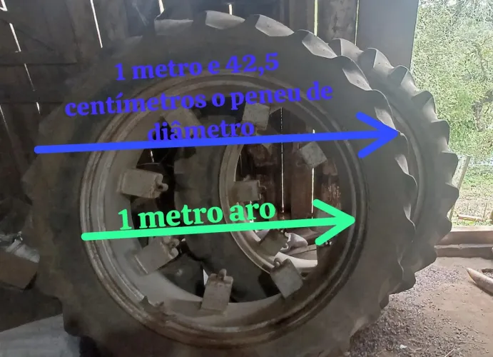 Vende-se peneu fino de trator completo com aro