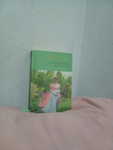 Vendo esse livro A caminho do Altar, da Júlia Quinn em estado usado