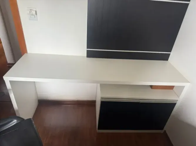 Bancada para Escritório com Painel + móvel 2 portas + móvel suspenso
