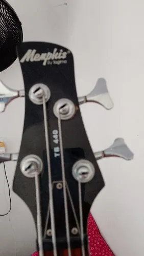 Baixo de 4 Cordas Menphis 