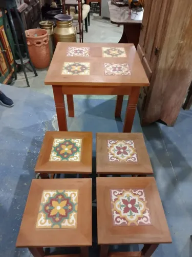 Mesa 4 bancos madeira.