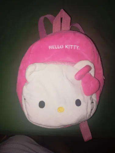 Mochila da hello kitty SEMI NOVA de pelucia