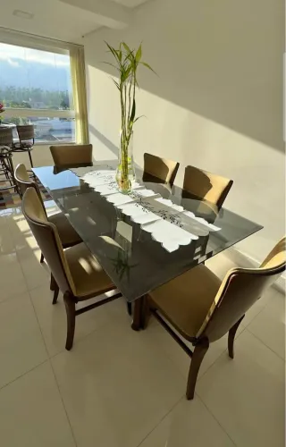 conjunto de mesa os pé de madeira e o tampo de vidro  com seis cadeira de madeira maciça