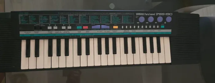ÓRGÃO YAMAHA PORTSOUND PSS-190